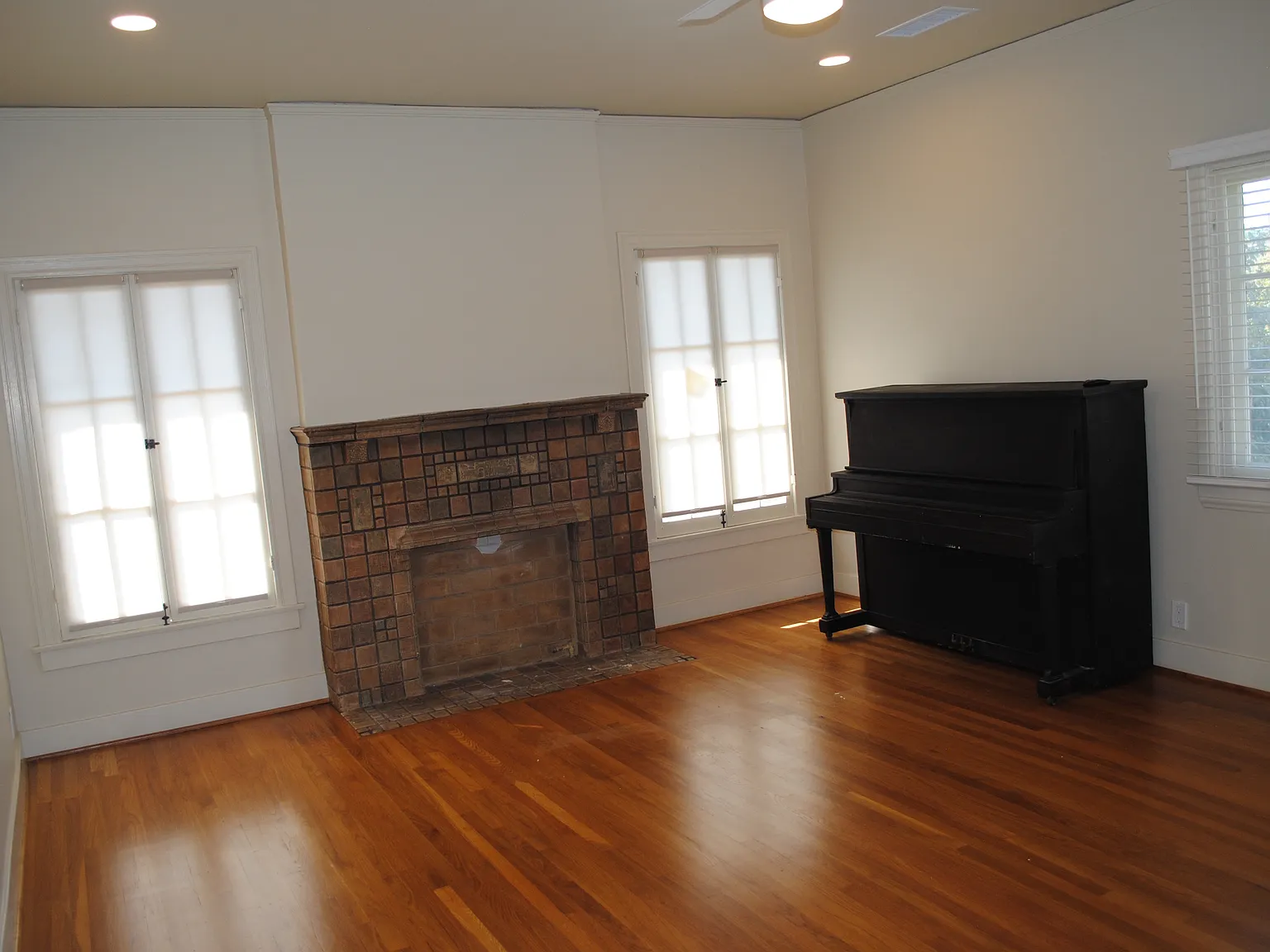2 bed, 1100 sqft, $3,200 — Photo 2