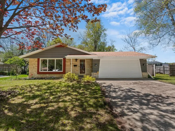W63N985 Holly LANE, Cedarburg, WI 53012