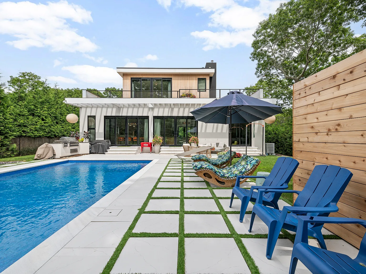 Charming East Hampton Retreat Close to Beaches & Village — Photo 2