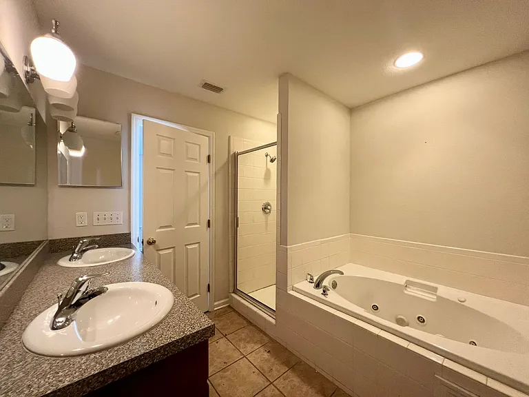 4556 Deslin Dr — Photo 7