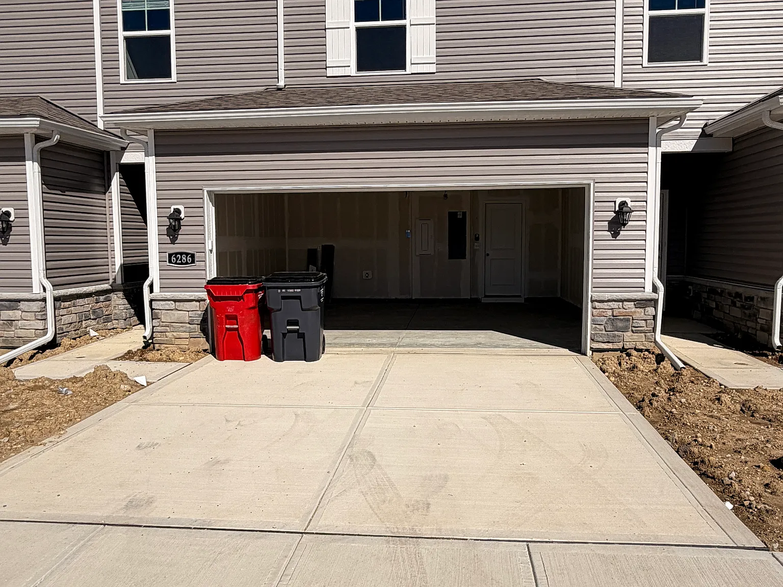 3 bed, 2.5 bath, 1635 sqft, $2,399 — Photo 2