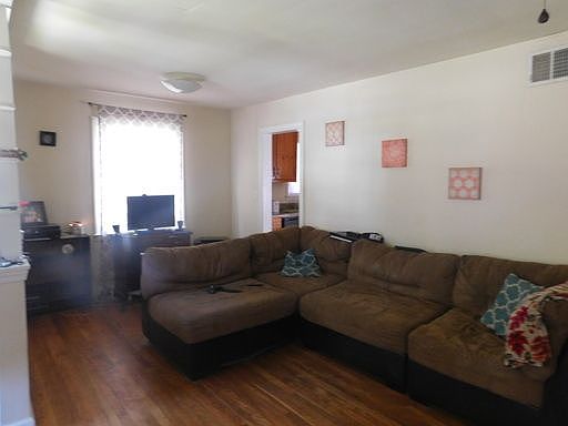 3rd image of 512 Gravatt Ave