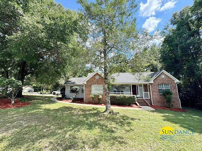701 Lynn Brk E — Photo 1