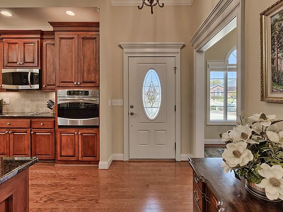 5th image of 213 W Palm Dr
