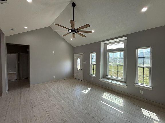 3rd image of 825 Mossey Dr