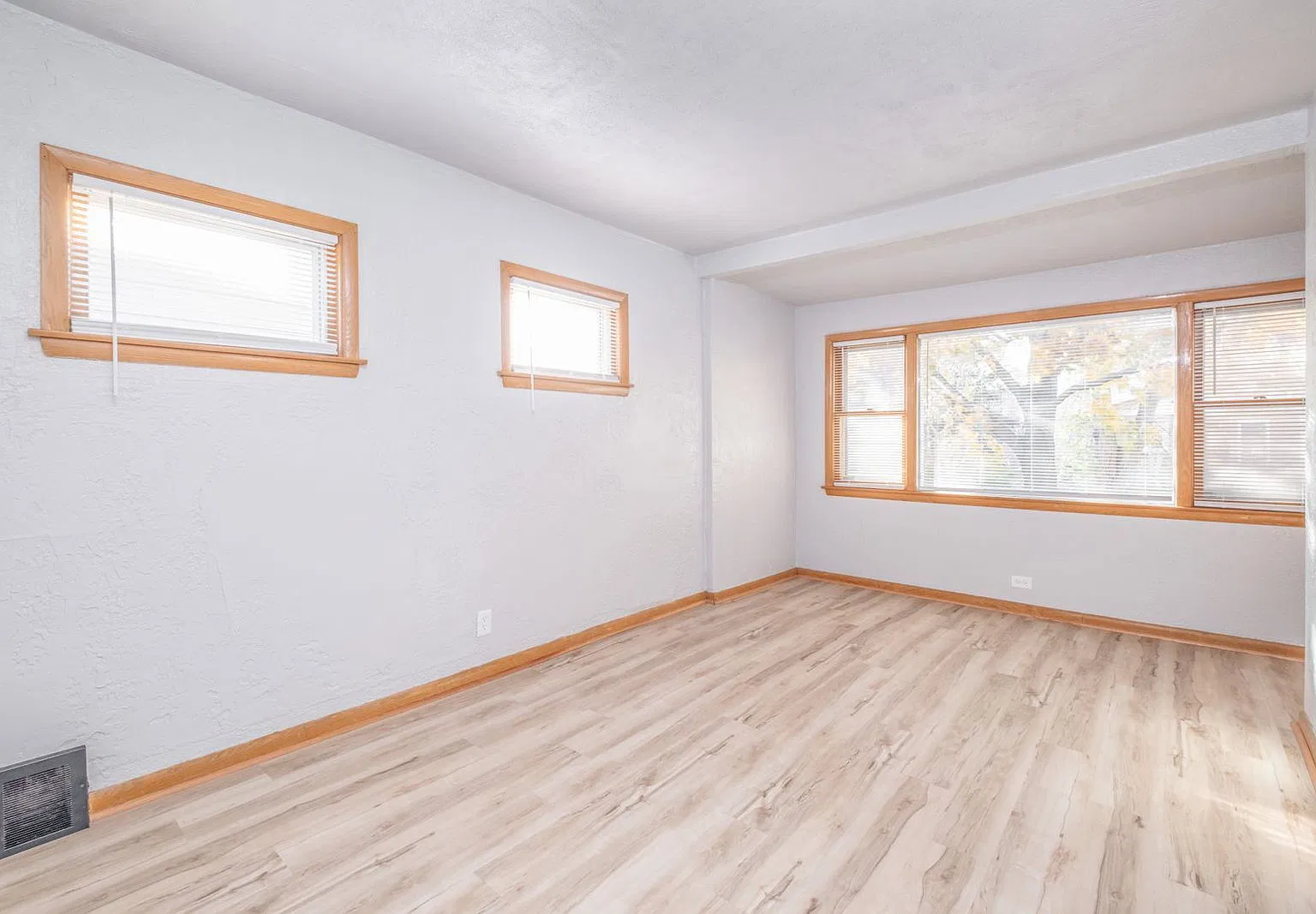 2 bed, 1.0 bath, 811 sqft, $1,348 — Photo 3