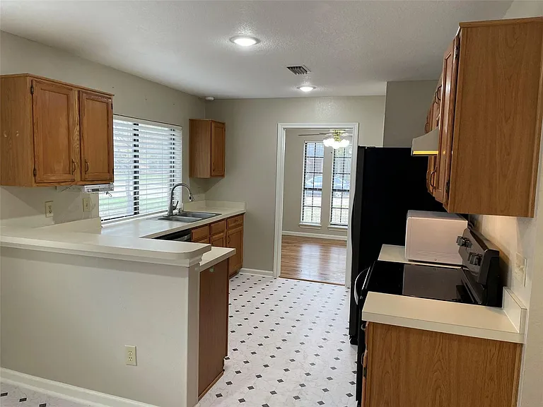 1402 Sheppard Ln — Photo 8