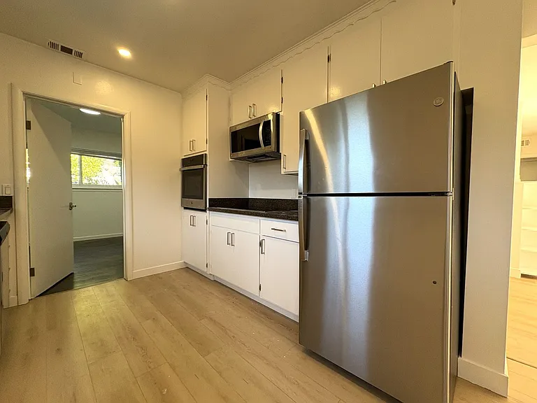 Charming 2 Bedroom, 2 Bathroom Home in Redwood City — Photo 17
