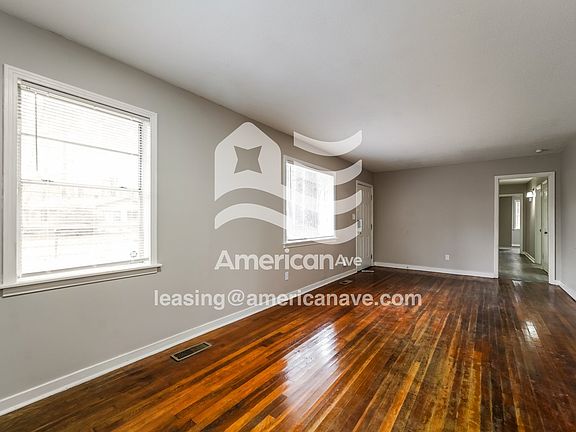1376242_004_wm_-_living_room_13524797.jpg