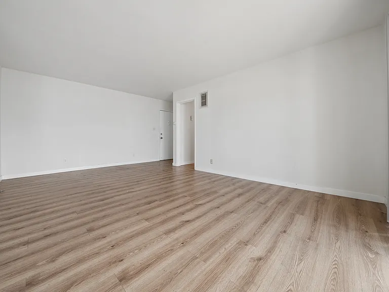 16900 Parthenia St #20 — Photo 8