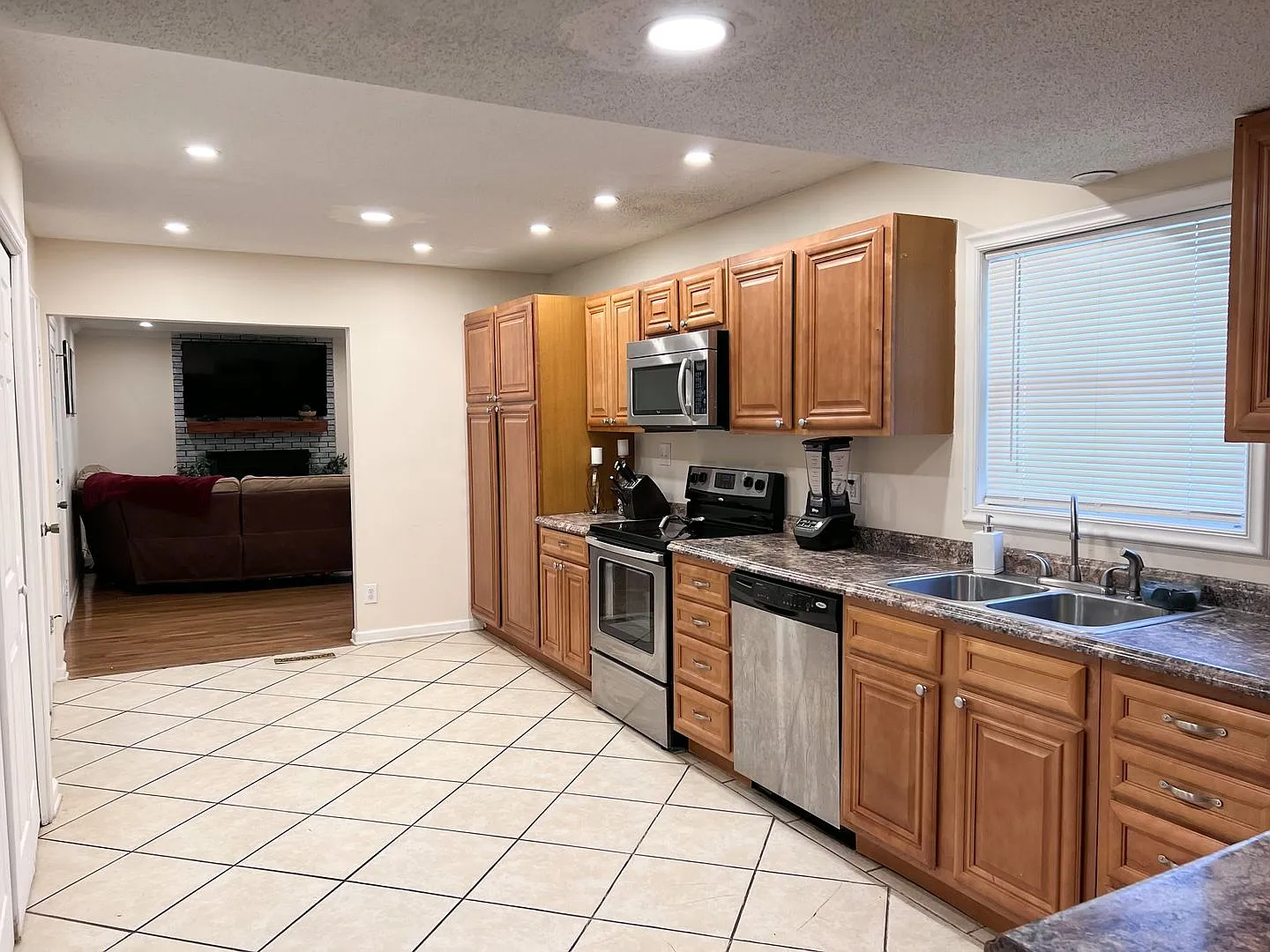 Spacious 4-Bedroom Home with Fenced Yard in Golden Springs — Photo 2