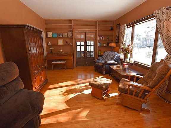4th image of 904 W New York Ave