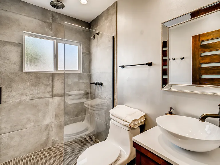 2401 E Elm St — Photo 9