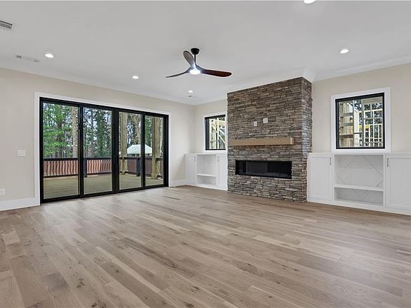 4th image of 990 Sycamore Dr