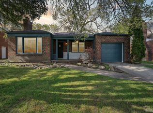 2281 Allard Ave, Grosse Pointe Woods, MI 48236