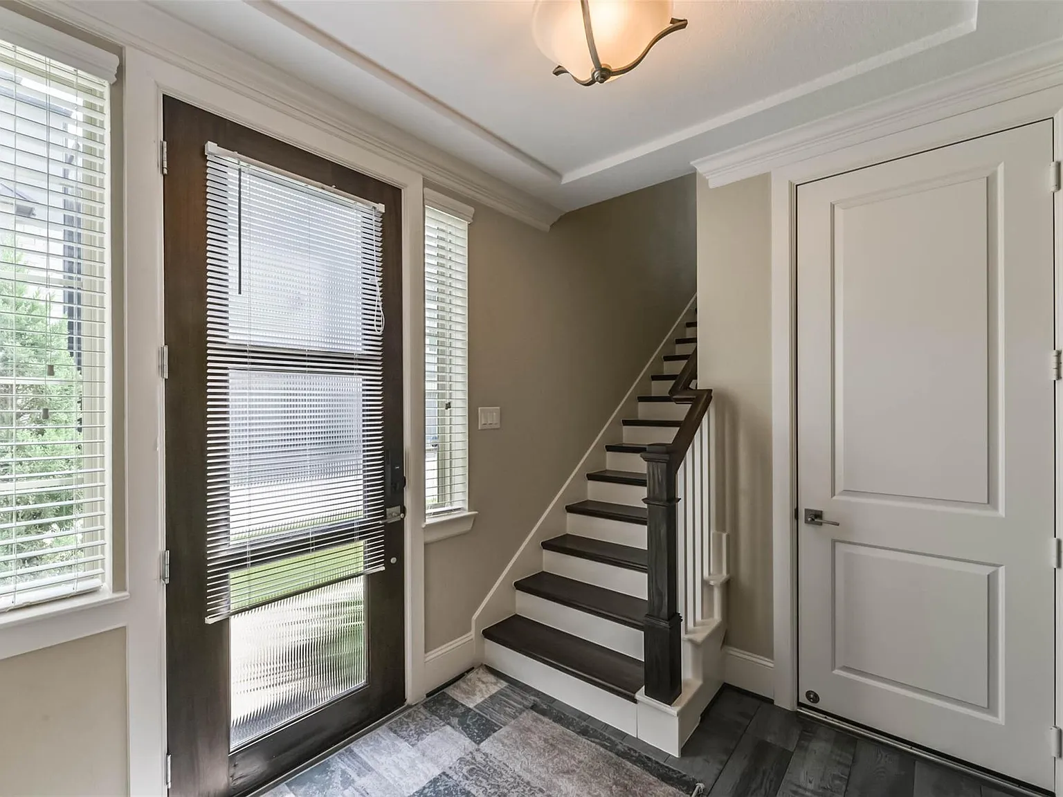 3 bed, 3.5 bath, 2355 sqft, $3,000 — Photo 4