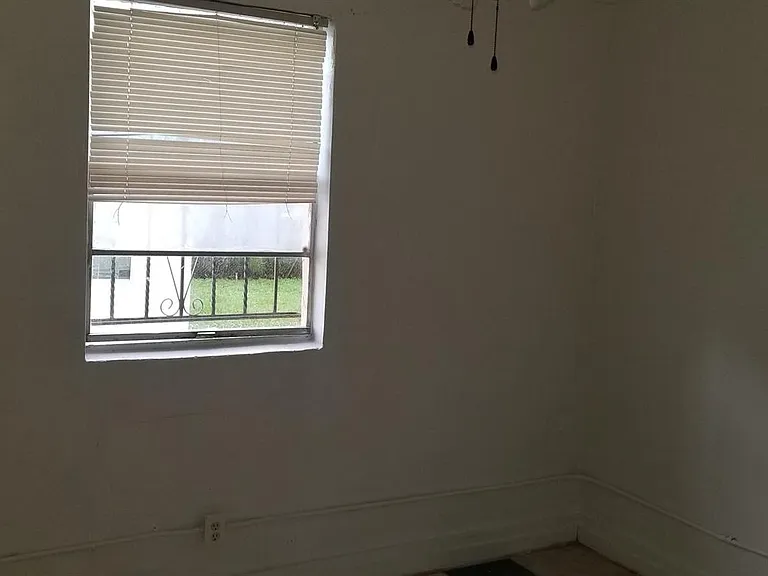 1607 Avenue — Photo 15
