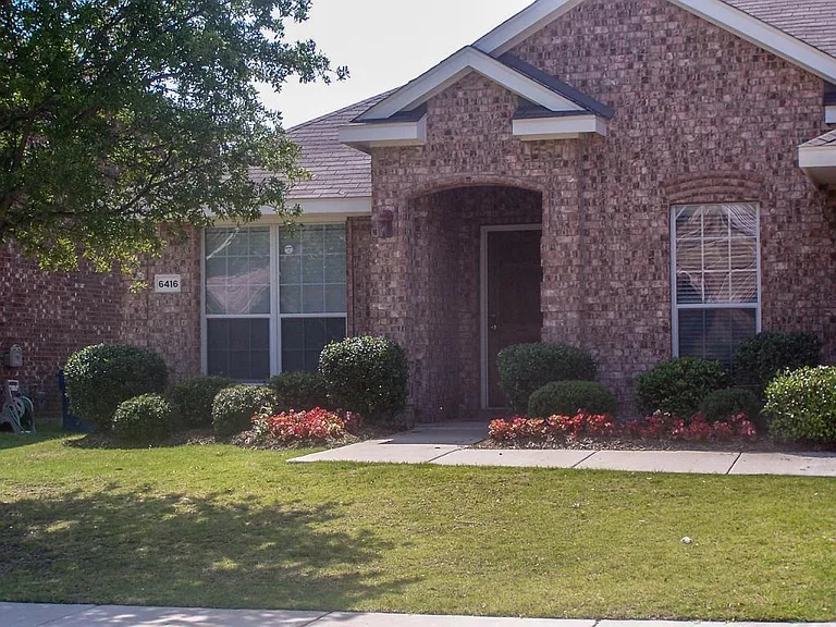 6416 Meadowcrest Ln — Photo 3