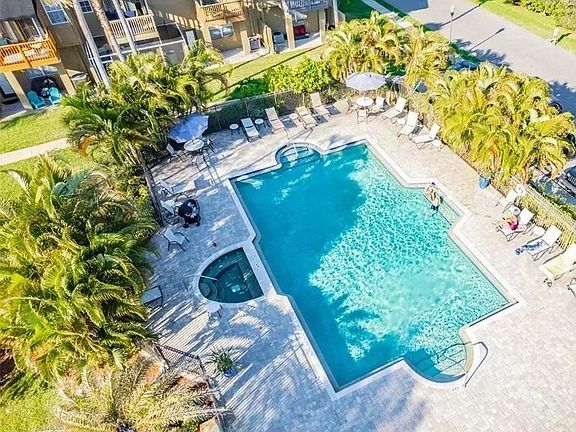 Large Resort Style Heated Swimming Pool & Spa Hot Tub for year round enjoyment :)