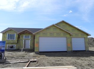 1512 Valley Bluffs Dr. Se, Minot, ND 58701