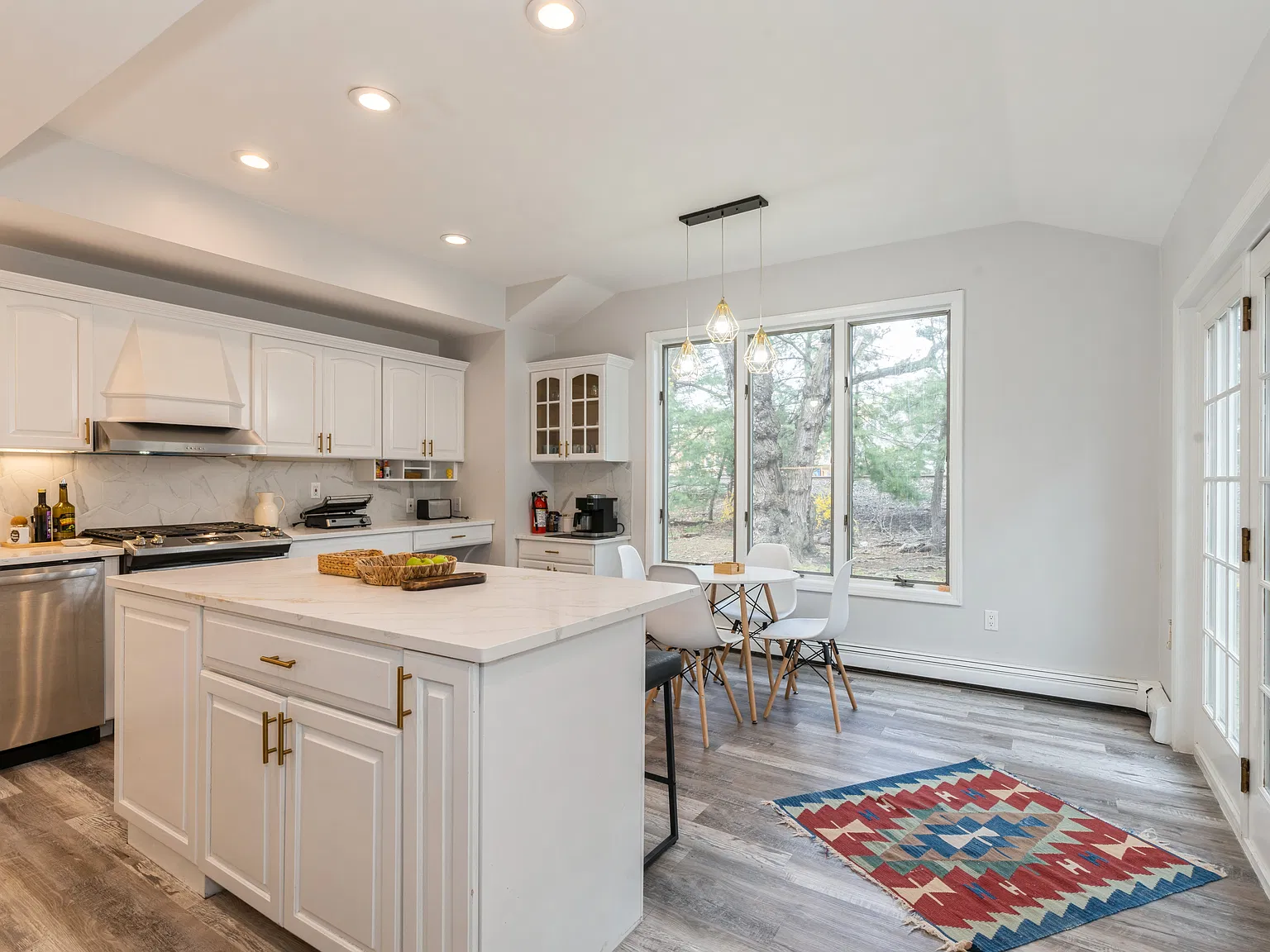 3 bed, 2000 sqft, $4,600 — Photo 2