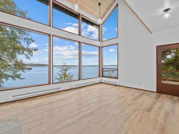 8470 NE Gordon Dr, Bainbridge Island, WA 98110