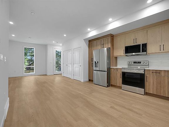 5th image of 612 12th Ave NE
