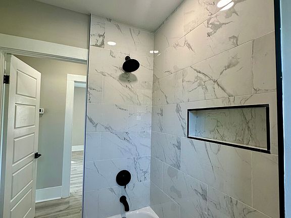 5th image of 816 W 52nd St