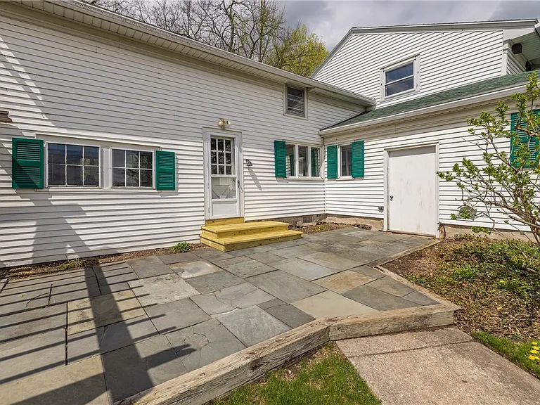 1253 Fairport Rd — Photo 29