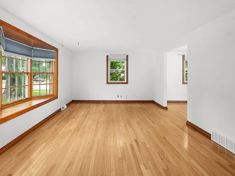3129 Windsor Dr — Photo 6