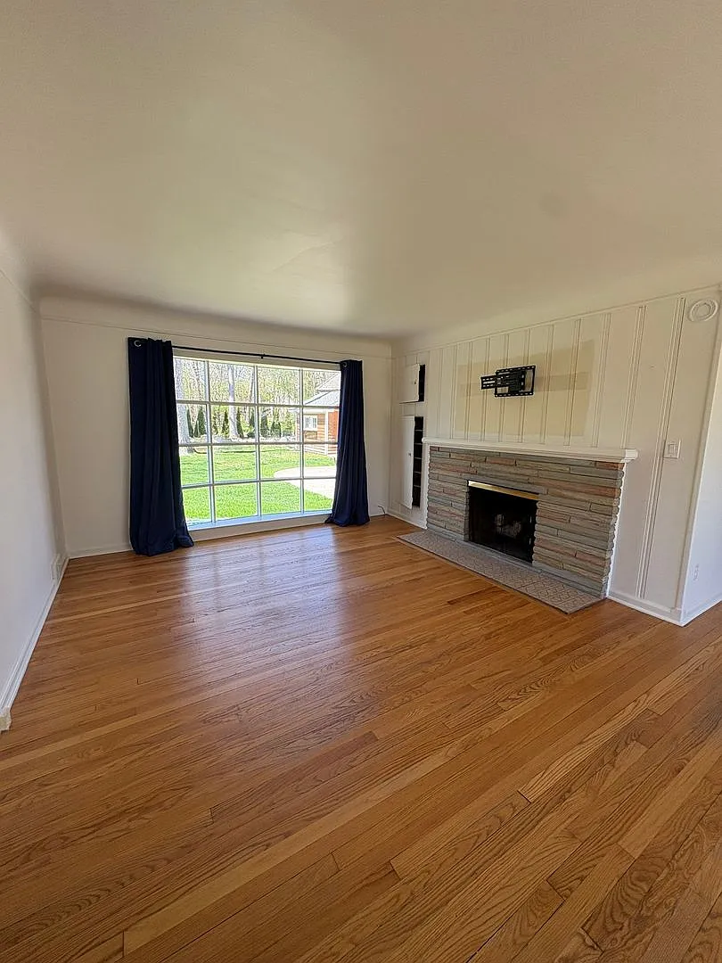 Charming 3-Bedroom Home with Spacious Backyard Prime Location — Photo 3