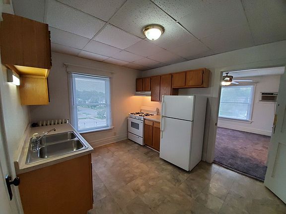 2nd image of 2221 Olive St #4