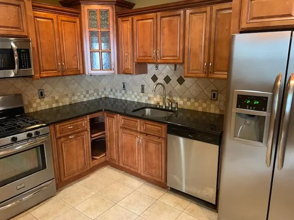 13 Tall Oaks Ct, Parlin, NJ 08859