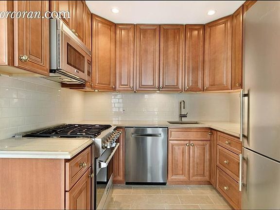 3rd image of 381 Bleecker St APT 3