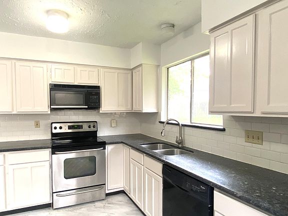 3rd image of 16432 Maplemont Dr