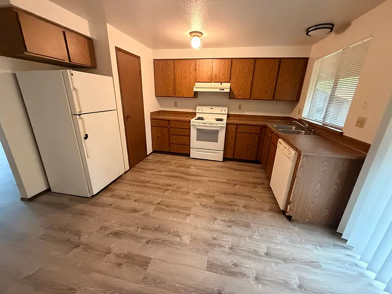 534 E Division St #1-7 — Photo 4