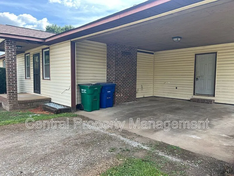 2 bed, 1.0 bath, 1176 sqft, $1,295 — Photo 4