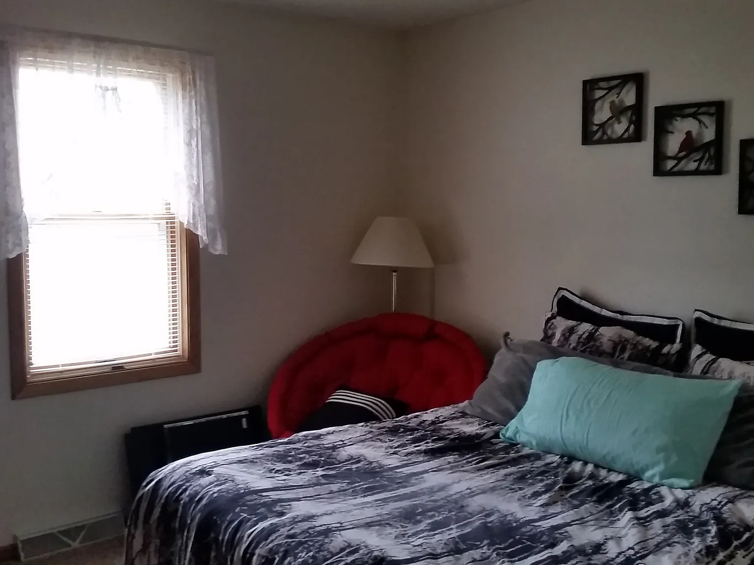3 bed, 1.5 bath, 1050 sqft, $1,050 — Photo 2
