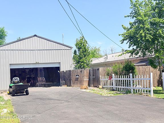 3rd image of 1505 N Jefferson St