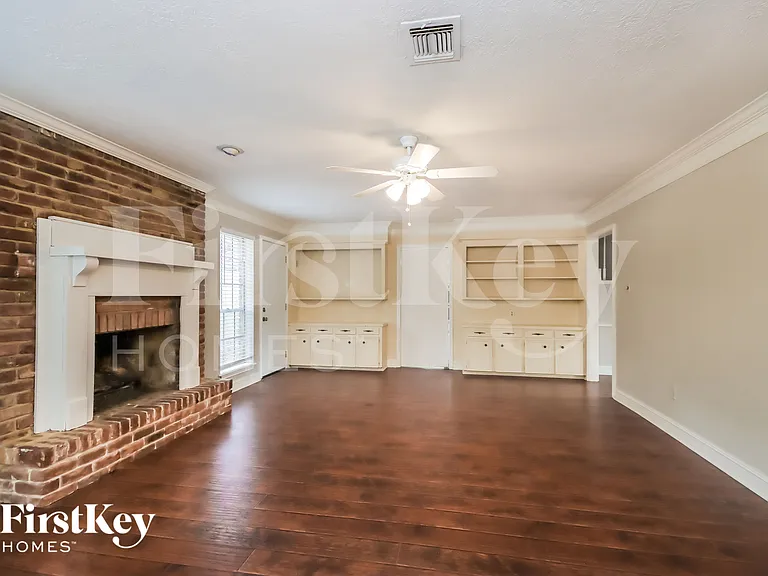461 Stephen F Austin Dr — Photo 3