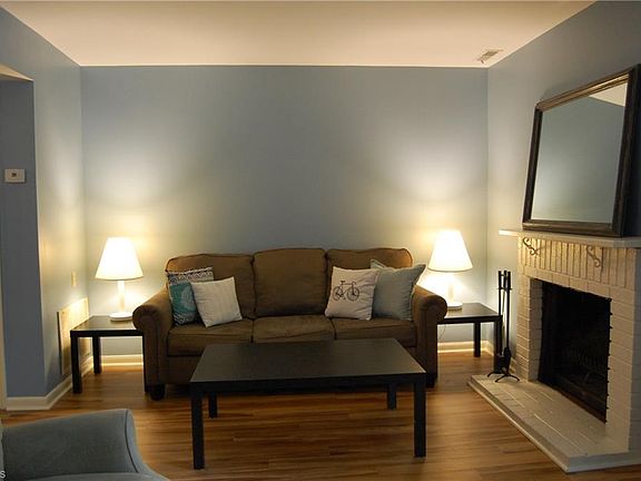 5th image of 225 Village Ln Unit H
