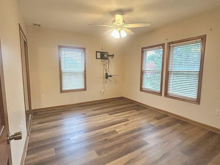 700 Schiller Ave — Photo 13
