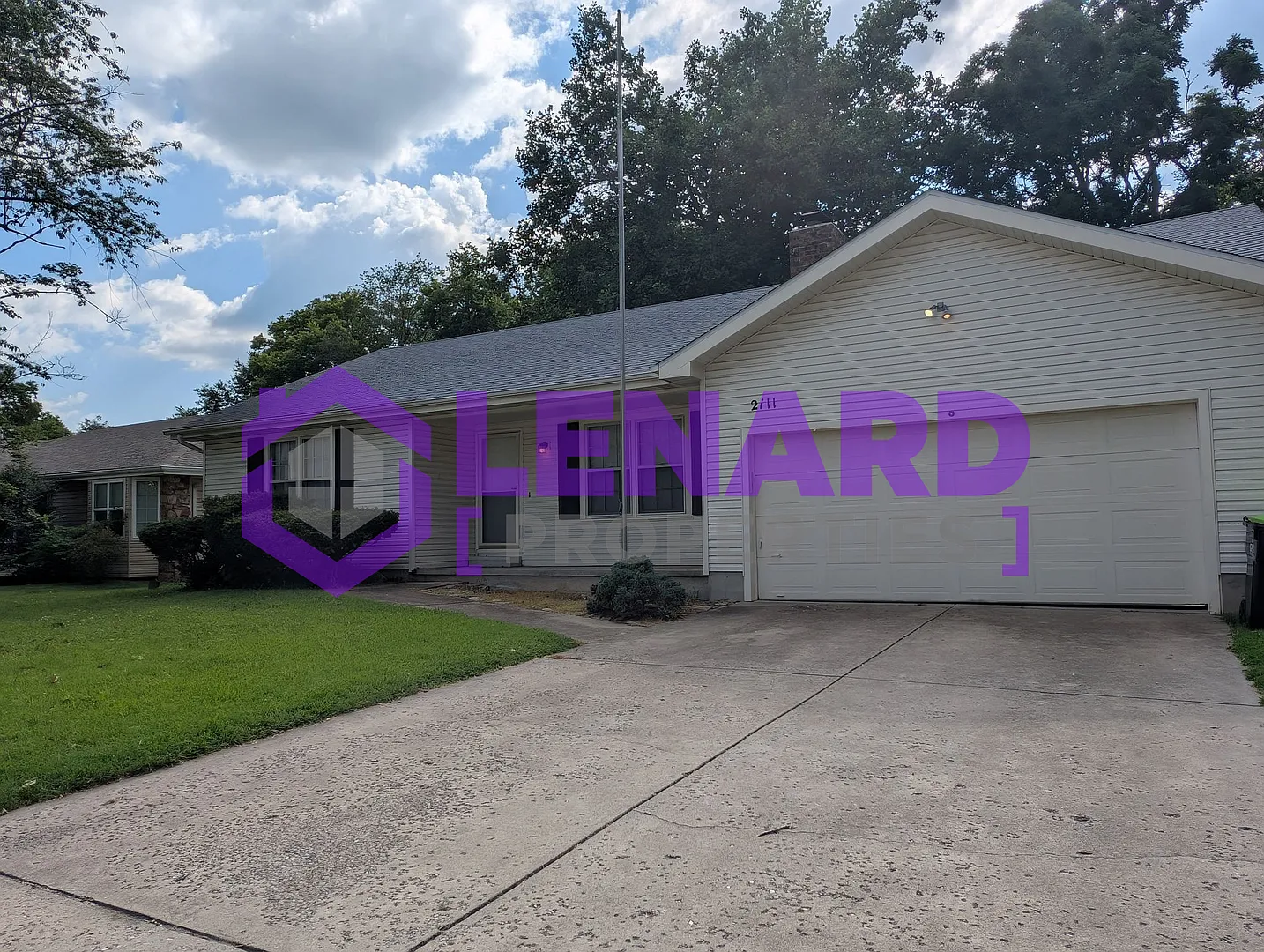 3 Bedroom Home Ready for Move In! — Photo 2