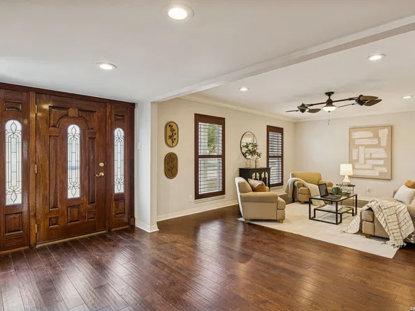 100 lochaven, Castle Hills, TX 78213