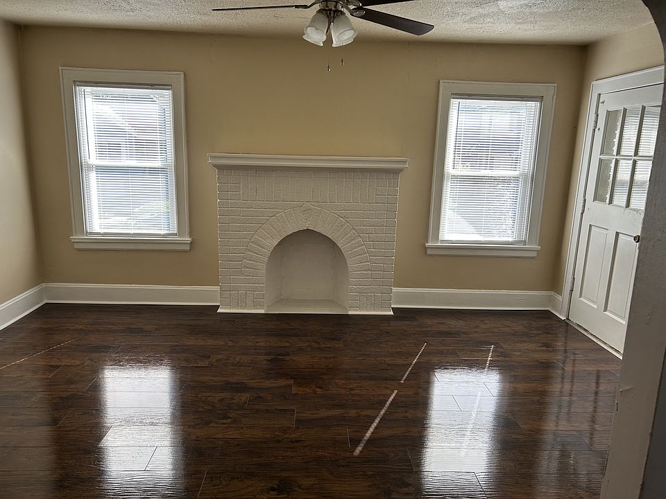 Living Room with fireplace