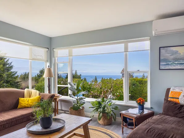 5007 Laurel Ave, Sechelt, BC V7Z 0B9