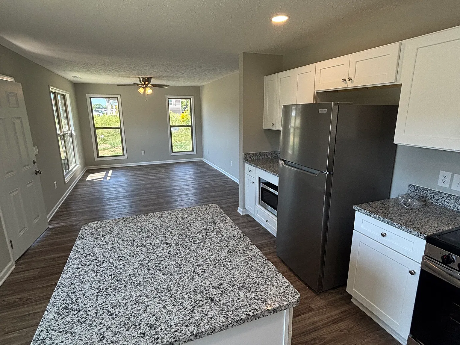 2 bed, 1000 sqft, $1,400 — Photo 2