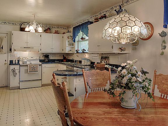 3rd image of 6913 Cresthill Dr
