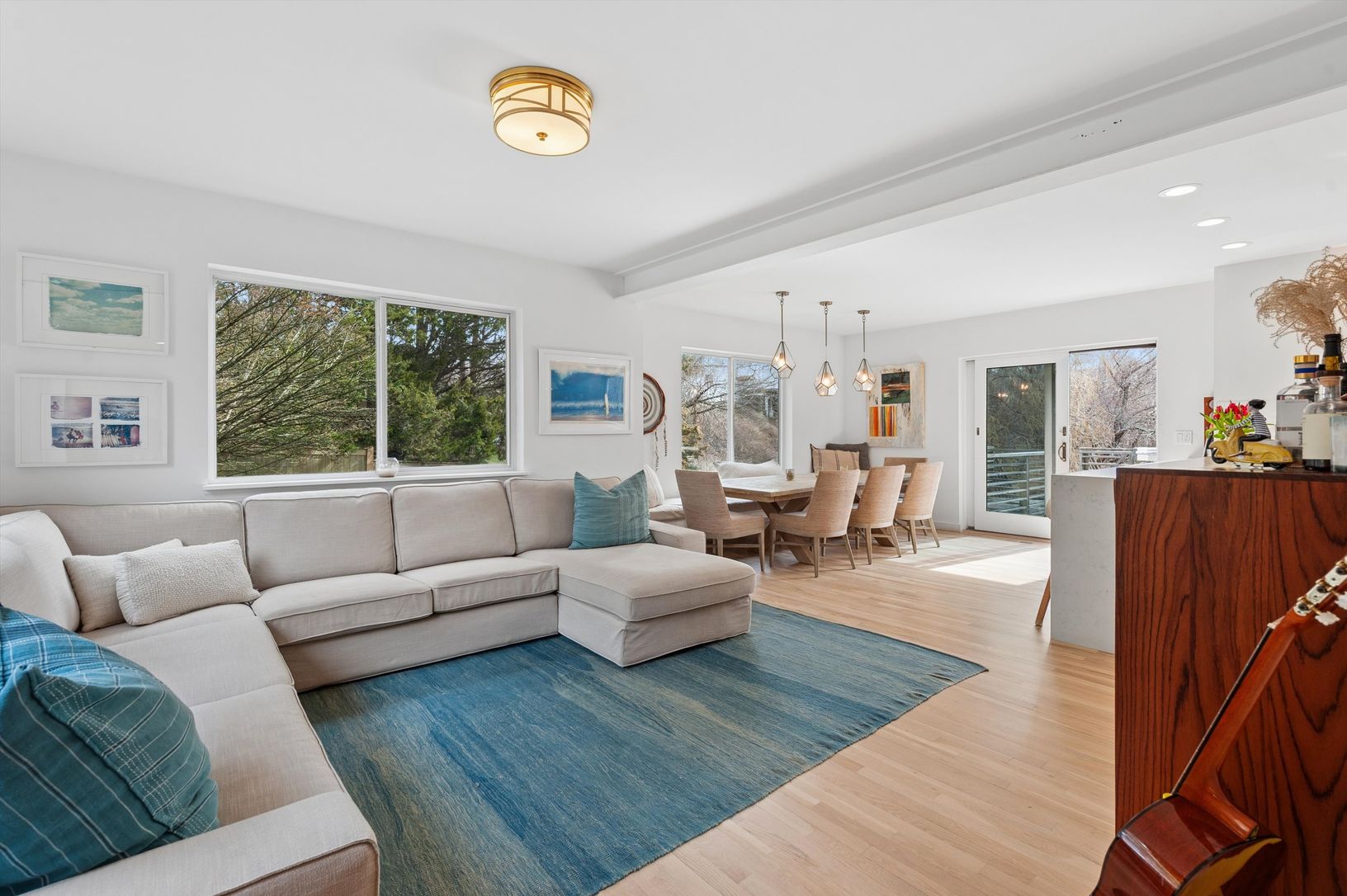  Secondary Living Room/Dining Area 