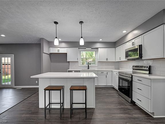 2nd image of 4829 Woodview Dr
